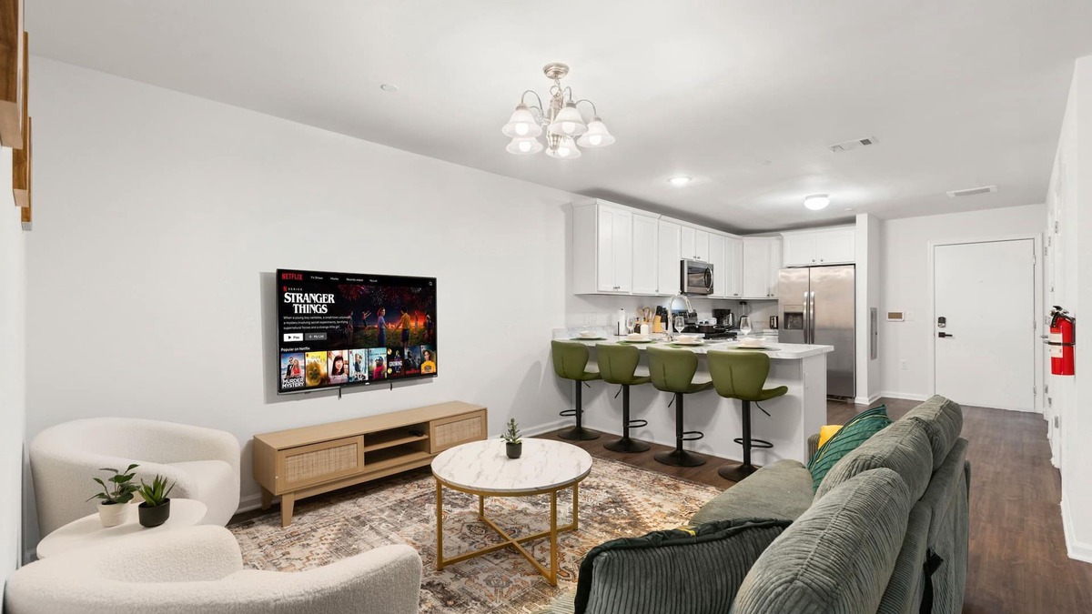 Newark Condo | Traveler Haven XL - NYC & NWK w/free parking