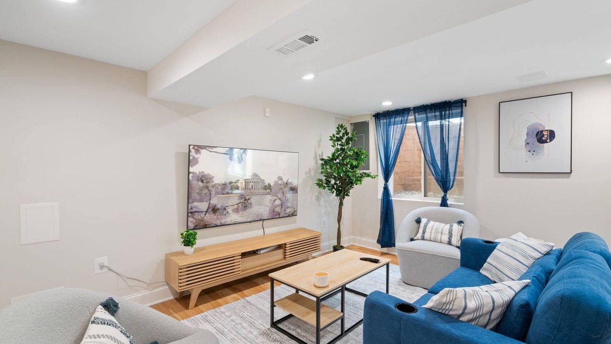 Seminary Hill House | Traveler's Dream Old Town Alexandria Home