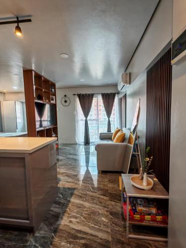 Mactan Export Processing Zone Apartment | Traveler's Nest near Airport, Netflix, Stylish, Cozy with swimming pool