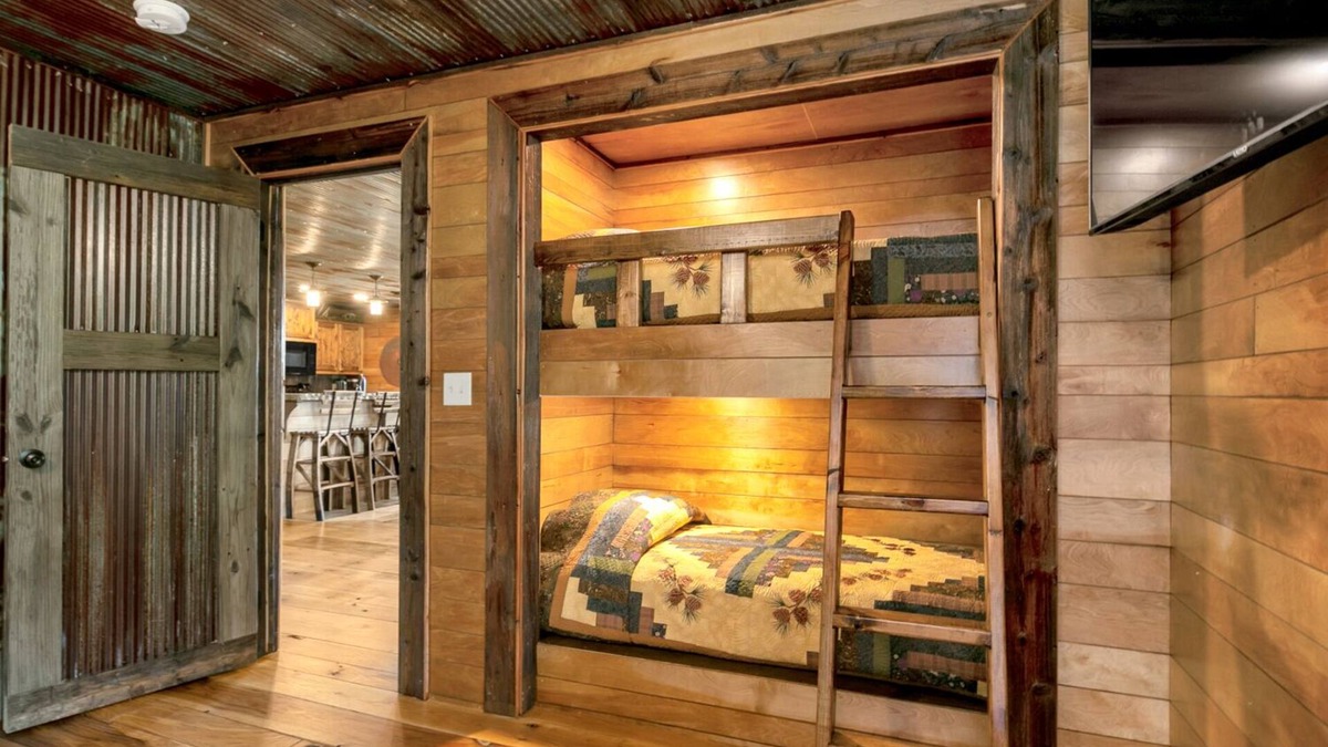 Grandview Plaza Apartment | Traveler Suite 2 Bed 2 Bath Apt.