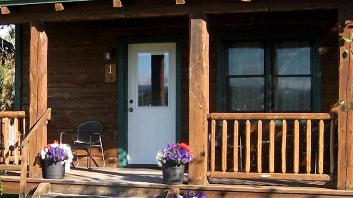 East Glacier Park Village Cabin | Travelers Rest Lodge