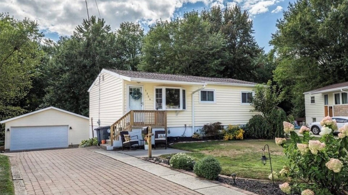 Akron House | Traveling professionals towpath paradise Quaint pet friendly 3 bd home in Akron