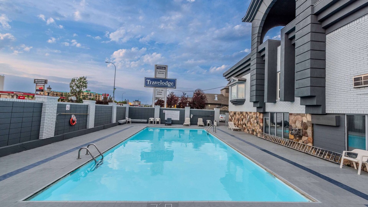 Kingsland Hotel | Travelodge by Wyndham Calgary South