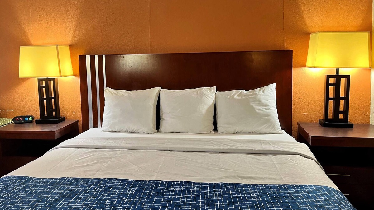 Seymour Hotel | Travelodge by Wyndham Seymour