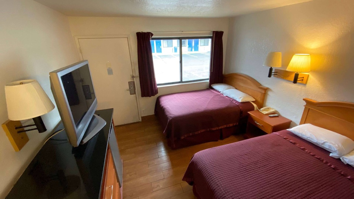 Alpine Center Hotel | Travelodge by Wyndham Grand Rapids North