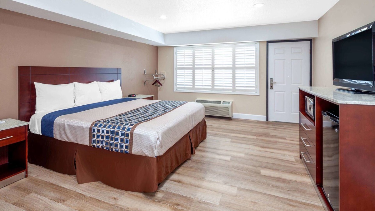 Harbor Hotel | Travelodge by Wyndham Harbor City