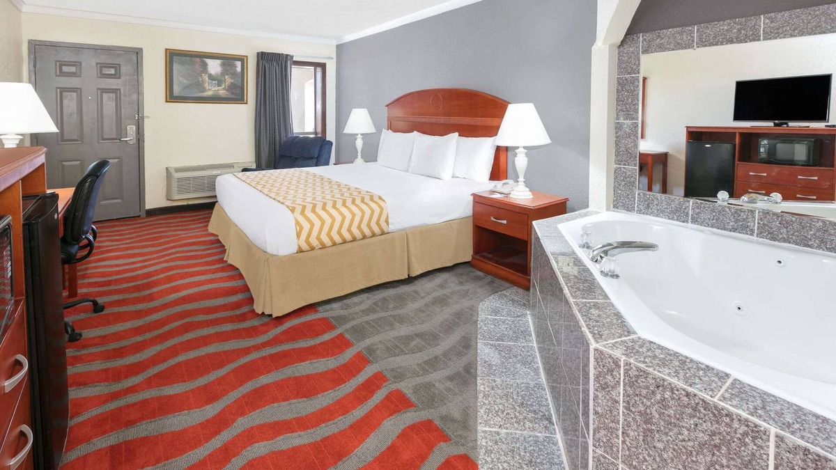 Norman Hotel | Travelodge Inn & Suites by Wyndham Norman