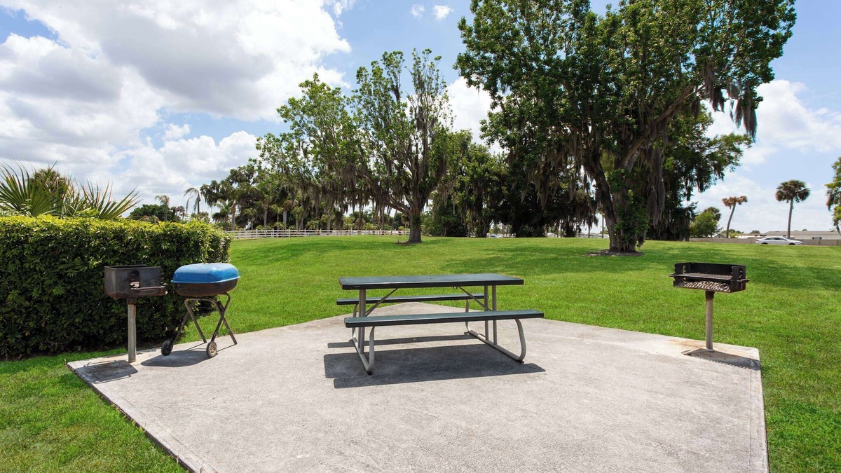 Okeechobee Hotel | Travelodge Suites by Wyndham Lake Okeechobee