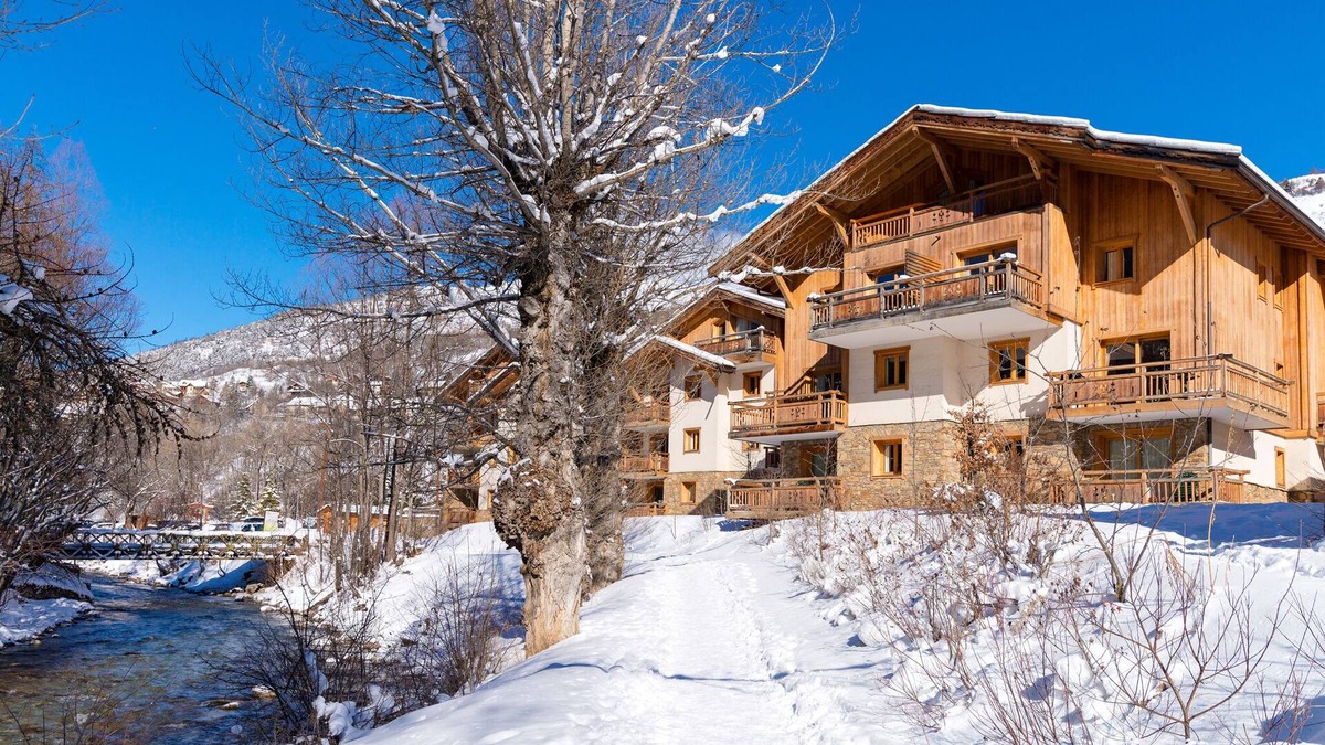 Saint-Chaffrey Apartment | travelski home premium Résidence Le Hameau du Rocher Blanc 4 stars