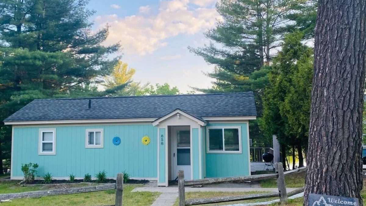 Mayfield House | Traverse City 15 min to downtown, On-site Rentals, Pet Friendly, AC