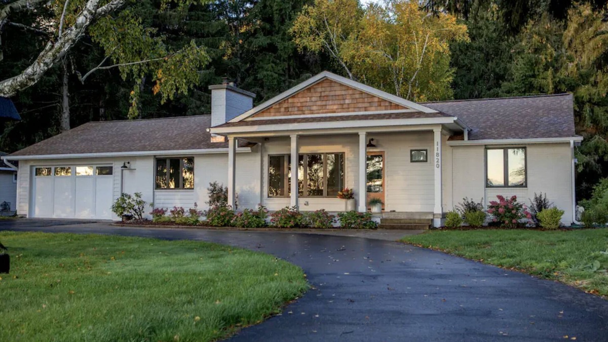 Greilickville House | Traverse City - West Bayshore Retreat - 100’ of Private Beach - Luxurious House