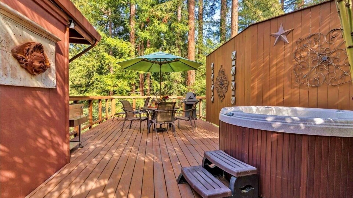 Guerneville House | Tree Fort:FUN Treetop Cabin Perfection! Outdoor TV! EV Charger!HtTb,Decks,Pup