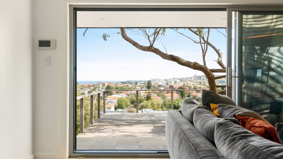 Dover Heights Apartment | Tree House- Views Inclinator Huge Deck Walk to Beach