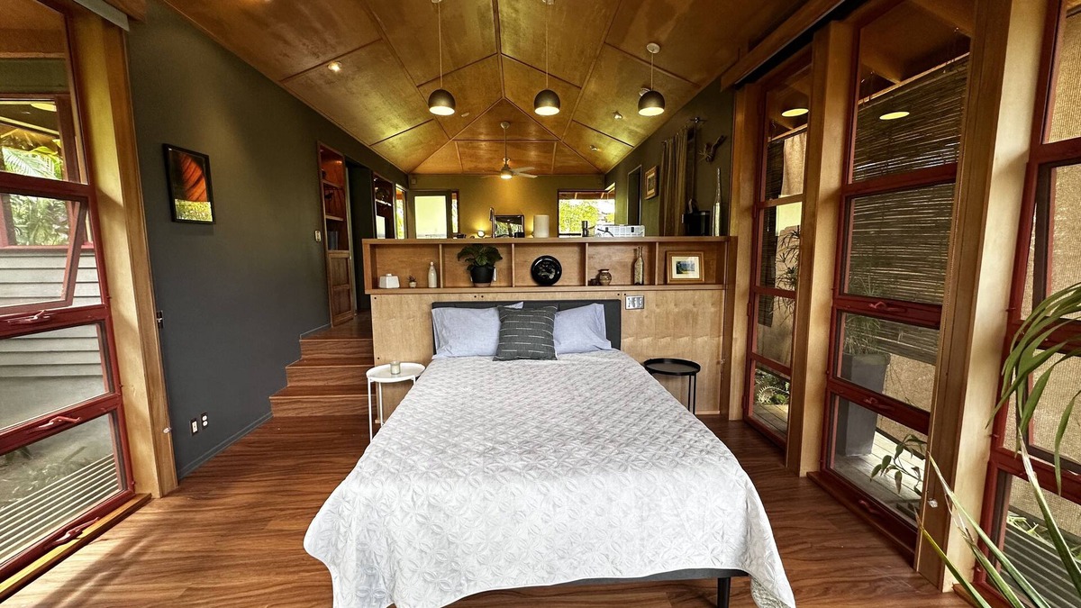 Princeville Cottage | Tree Top Suite- Beautiful walk to Hanalei Bay