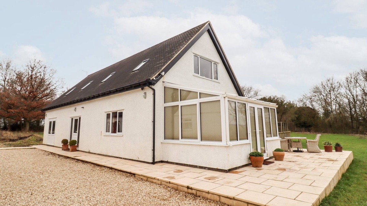 Stonesfield Cottage | TREE TOPS, family friendly, with hot tub in East End