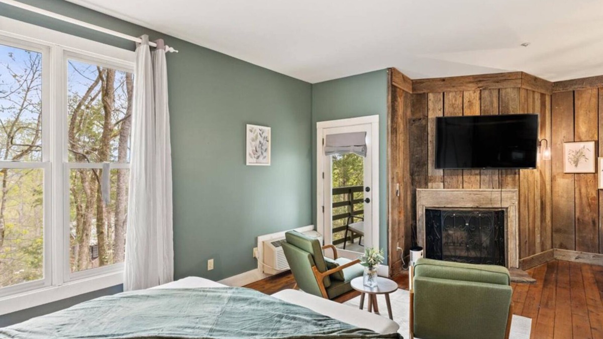 Townsend Hotel | Tree-View Studio | Walk-In Shower | Balcony