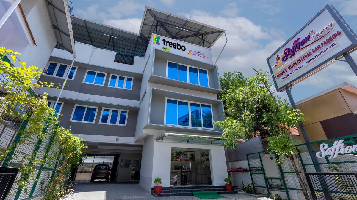 Vazhicherry Ward Hotel | Treebo vSaffron Regency,Punnamada Lake