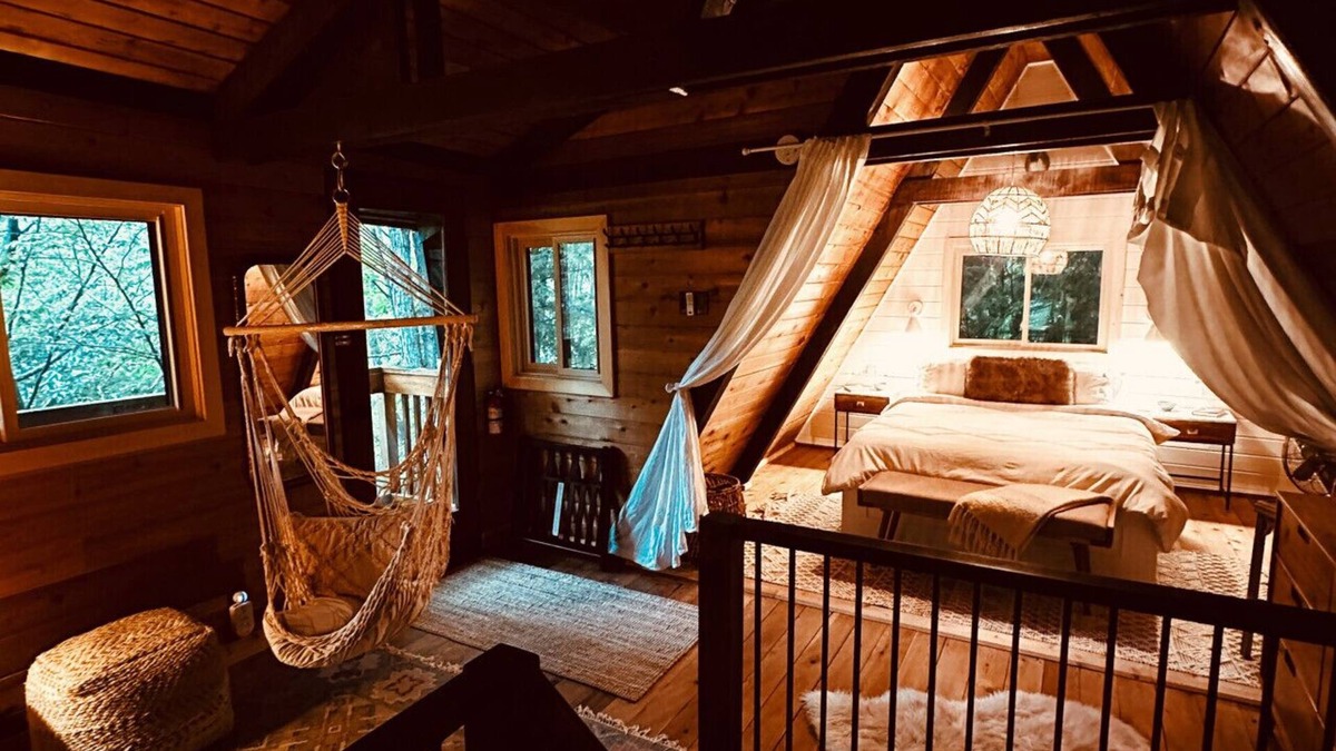 Huntsville Apartment | TreeHouse Adventure: Hot Tub, Park Pass & Near Beach