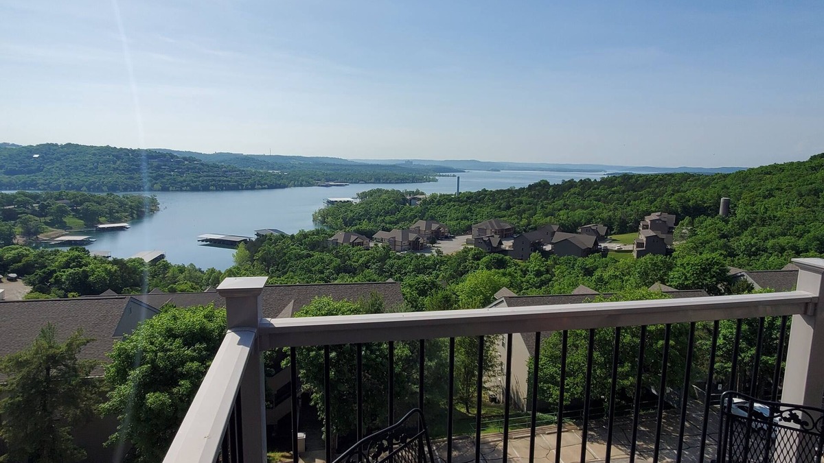 Indian Point Condo | Treehouse Condos - Branson