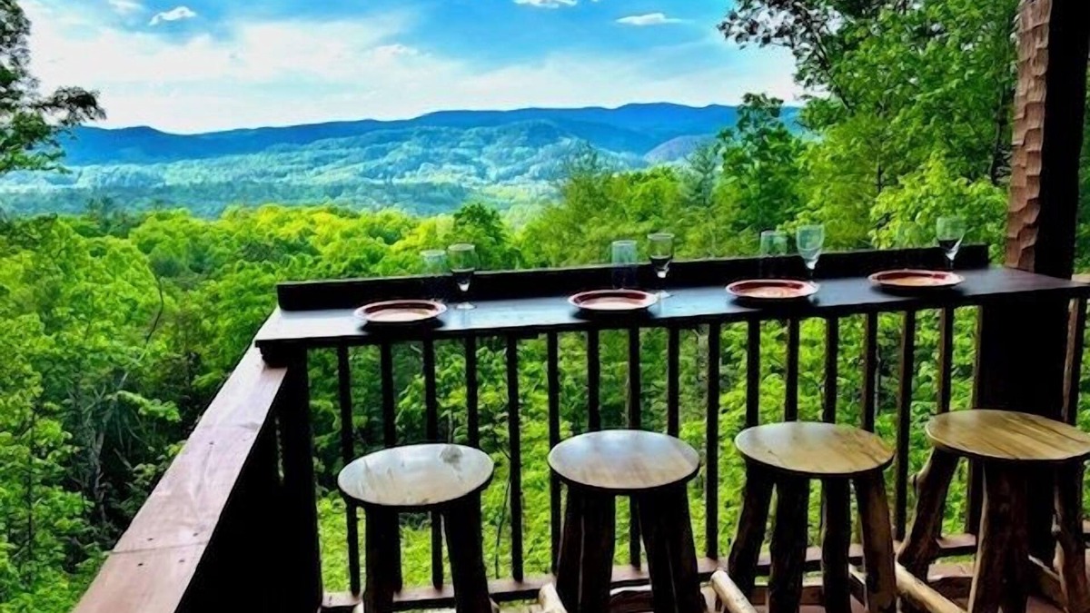 Townsend Cabin | Treehouse Escape | Views, Hot Tub & Dog-Friendly Stay