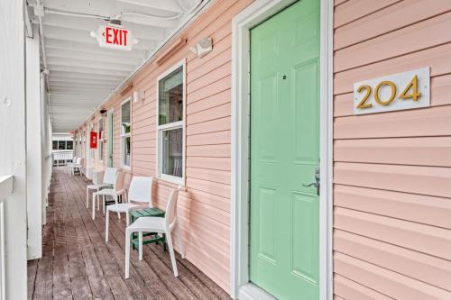 Windy Hill Apartment | TreeHouse Lodge Walk to Beach Pet-Friendly 204
