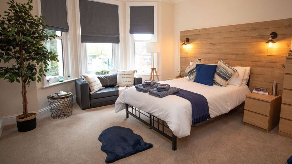 Eastbourne Apartment | Treetop View - Free Parking, Long/Short Stays