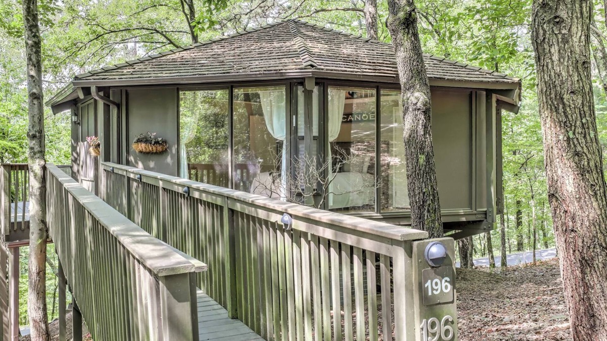 Big Canoe Ski Chalet | Treetopper Hideaway - A Relaxing Chic Bungalow