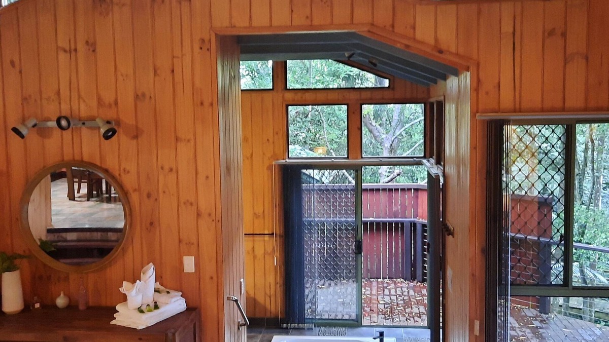 Flaxton Cabin | Treetops Accommodation Montville