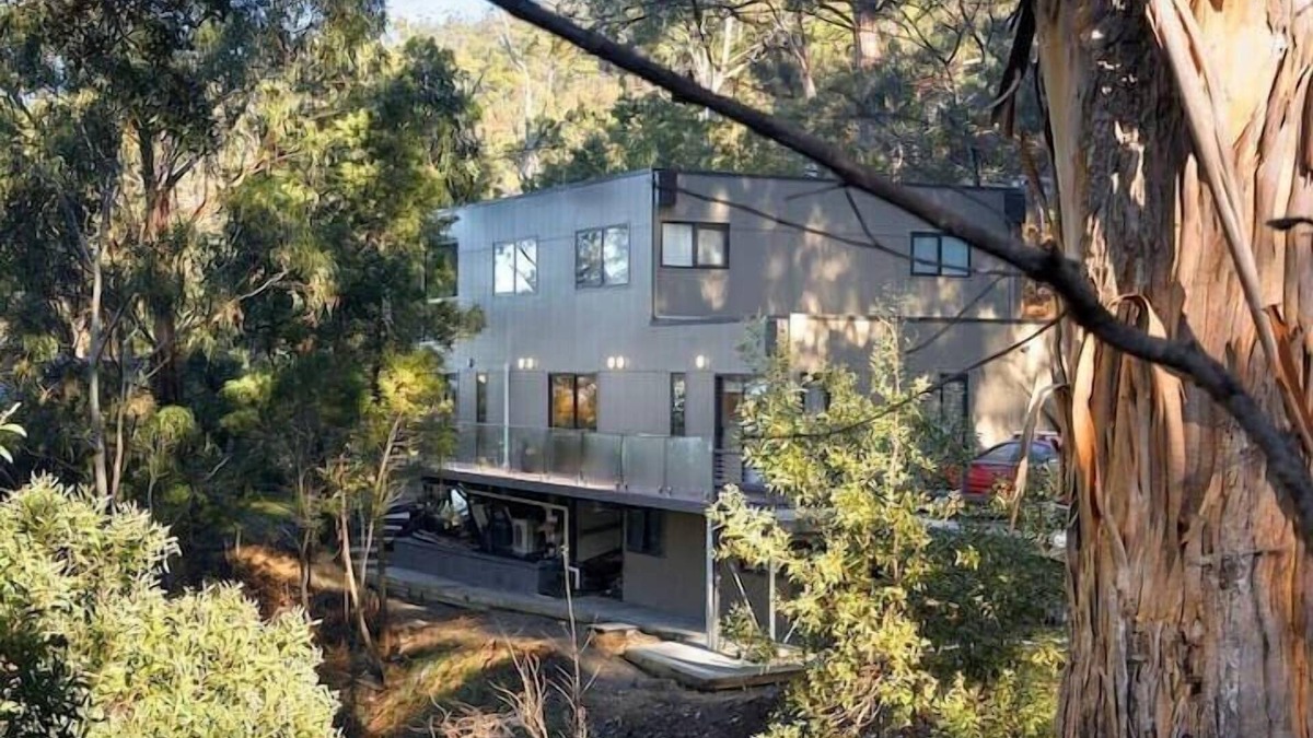 Taroona House | "Treetops Retreat" Sleeps 10, 3 Baths - Peaceful