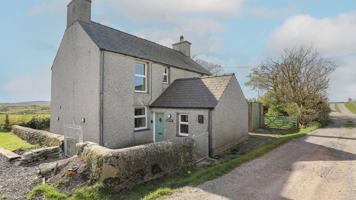 Cemaes Bay House | TREGYNRIG BACH, pet friendly, with hot tub in Cemaes Bay