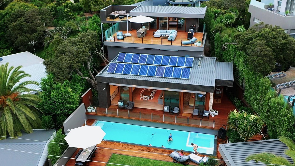 Mornington Peninsula House | Trelawney Beach House, Directly opposite the beach, heated pool and spa