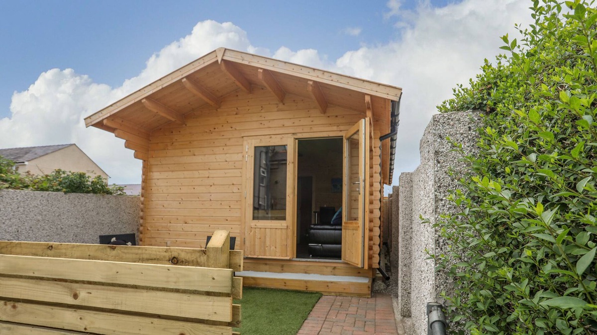 Rhosneigr Cabin | TREM Y MOR LODGE, pet friendly, country holiday cottage in Rhosneigr