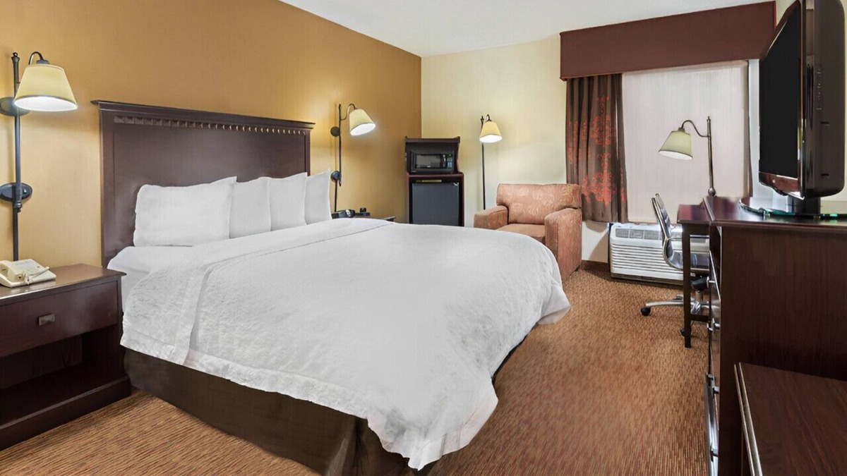 University Place House | Trendy & Fancy Rm for Romantic Couples! W/ Pool