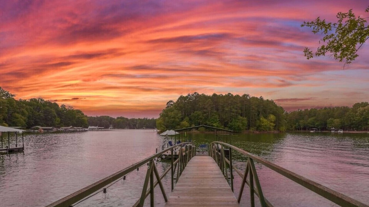 Martin Cabin | Trendy Lake Cabin - New Paddle Boards! Hot Tub, Fire Pit