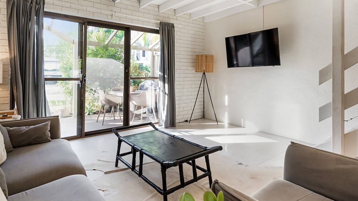 Noosaville Villa | Trendy riverside apartment