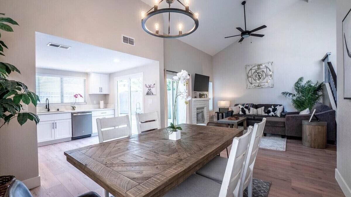 South Natomas House | Trendy Stylish * King Bed * Mins to DT