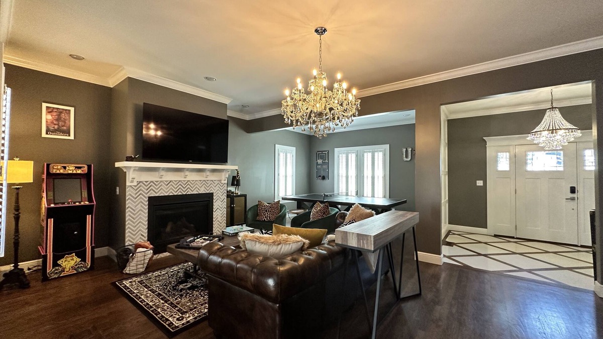Tulsa House | Trendy Tulsa Speakeasy. Right in the middle of everything fun. No Cleaning Fee
