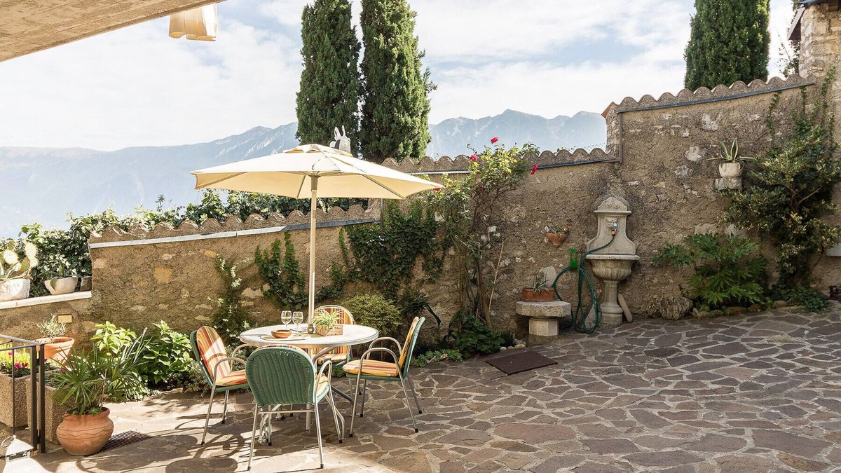 Tignale Apartment | Trepée Court, in the historic center