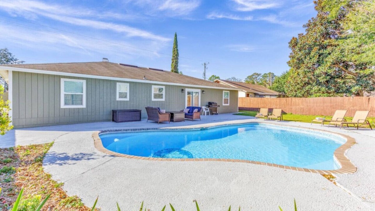Isle of Palms House | Tres Palmas!Renovated Pool Home Near Mayo & Beach!