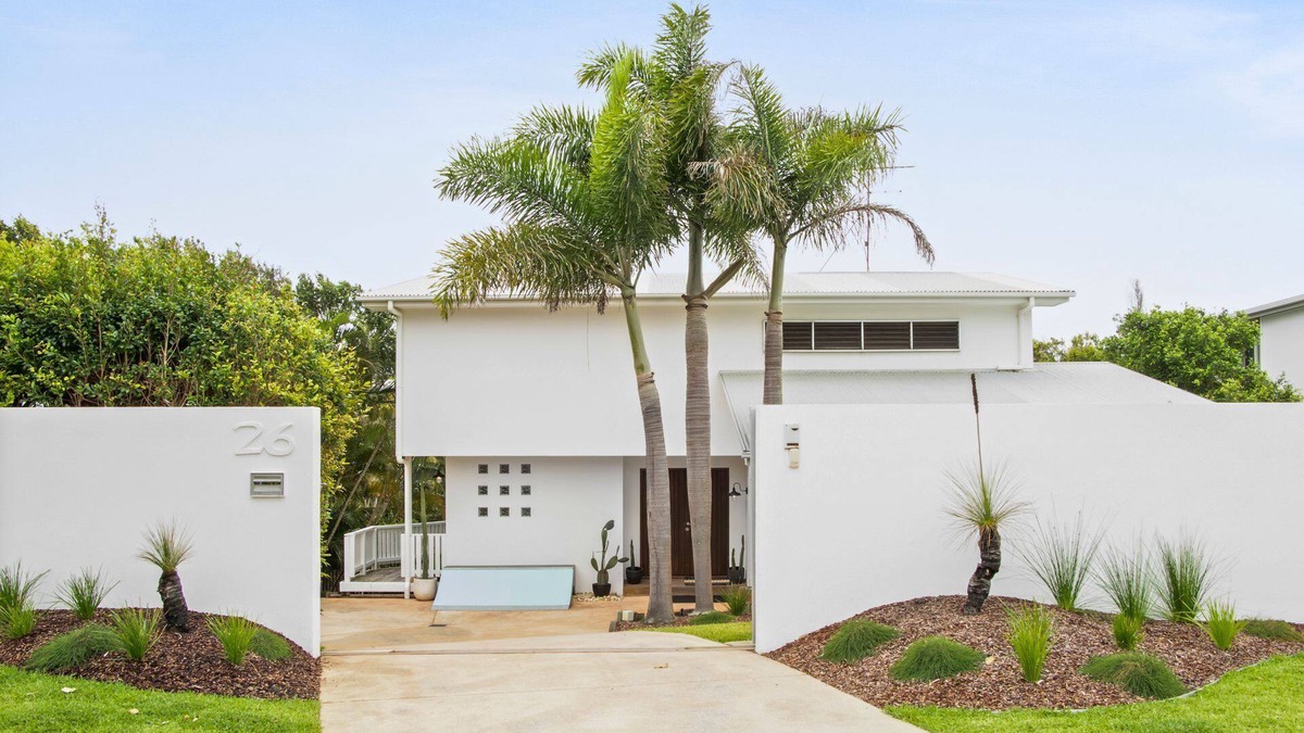 Castaways Beach House | Tres Palms - Large beach house only 50 metres to beach with pool