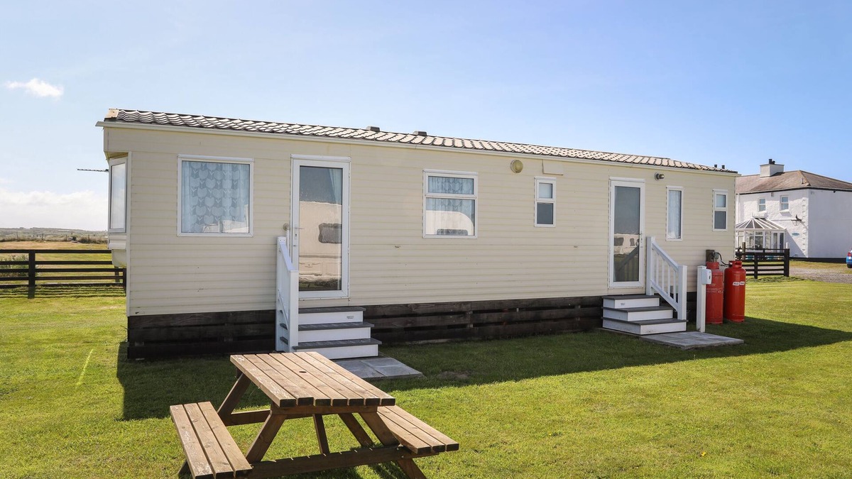 Caergeiliog Cottage | TREWAN CHALET, pet friendly, with a garden in Rhosneigr