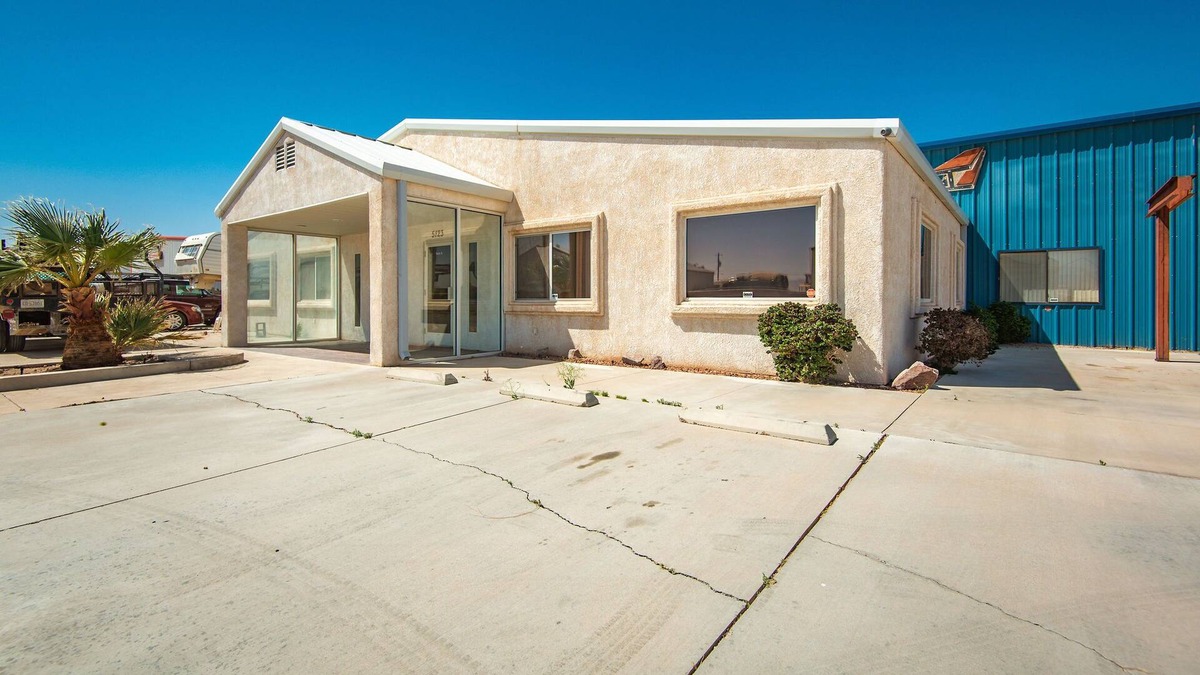 Fort Mohave House | Tri-State Executive 3-B Suite, free parking onsite