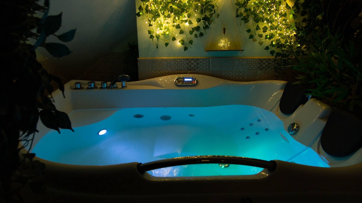 Naples City Centre Apartment | [Tribunali–Duomo] House with Hot Tub-Hydromassage
