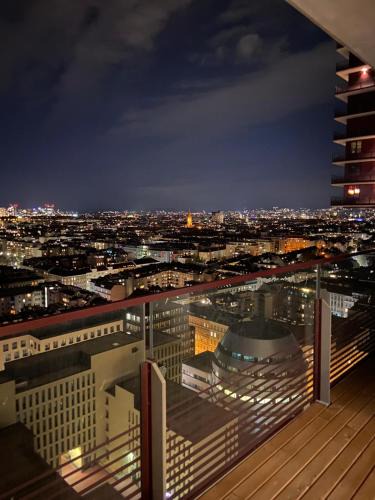 Erdberg Apartment | Triiiple Suites Level 22 mit Balkon und Tiefgarage