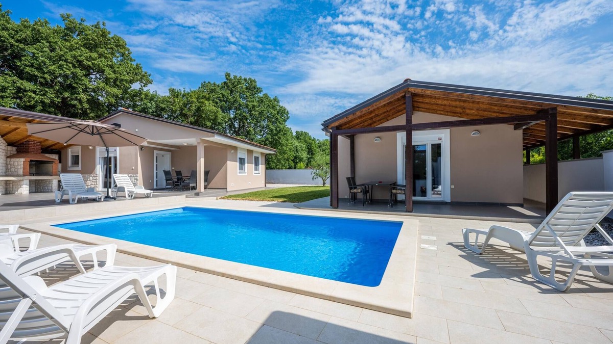 Valtura House | Trinetta - Modern House with Pool, BBQ, privacy in quiet area