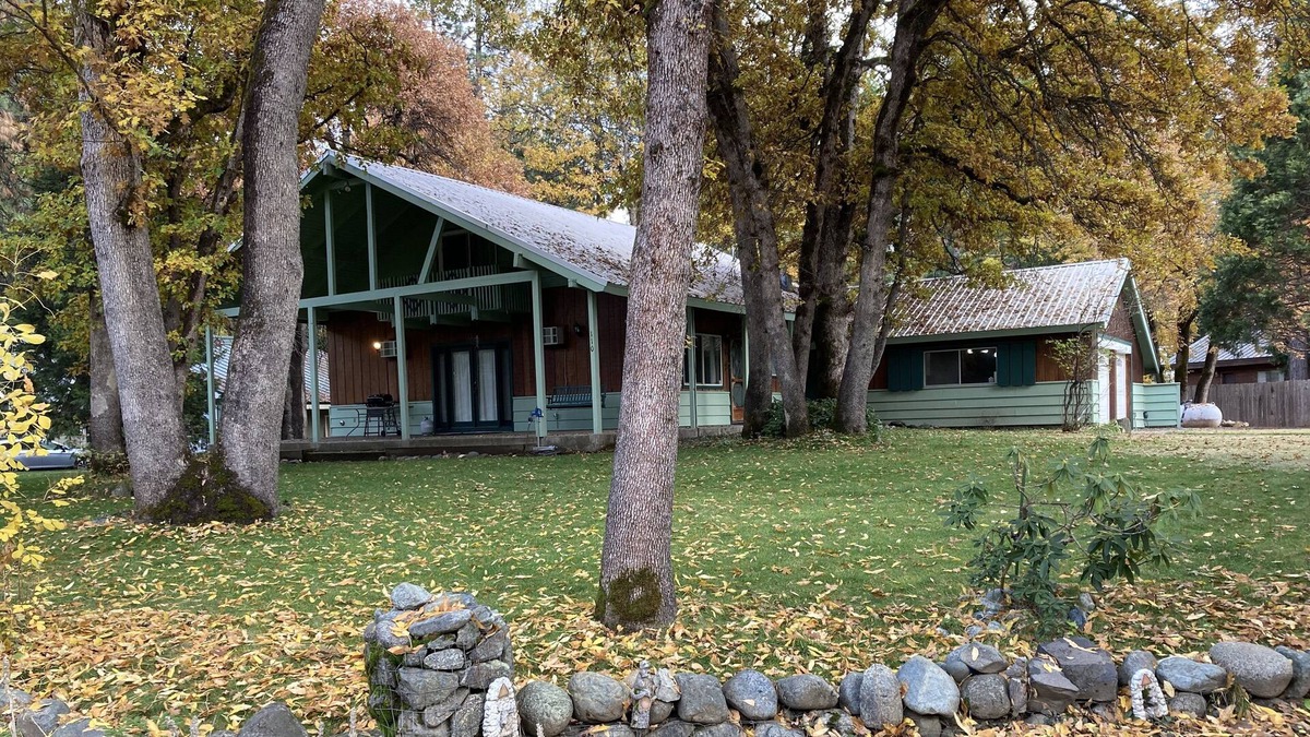 Coffee Creek Ski Chalet | Trinity Alps & Lake Family Chalet with Game Room