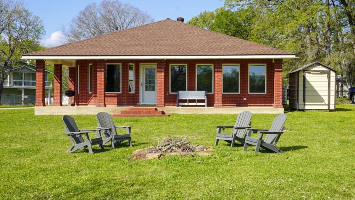 Oakhurst House | Trinity Riverside - Private Dock, Kayaks, & More!