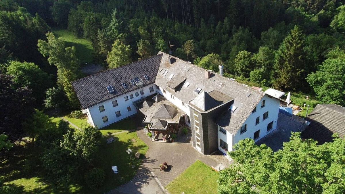 Kirchberg Hotel | Triple room Shower / WC, TV - Landhotel Karrenberg
