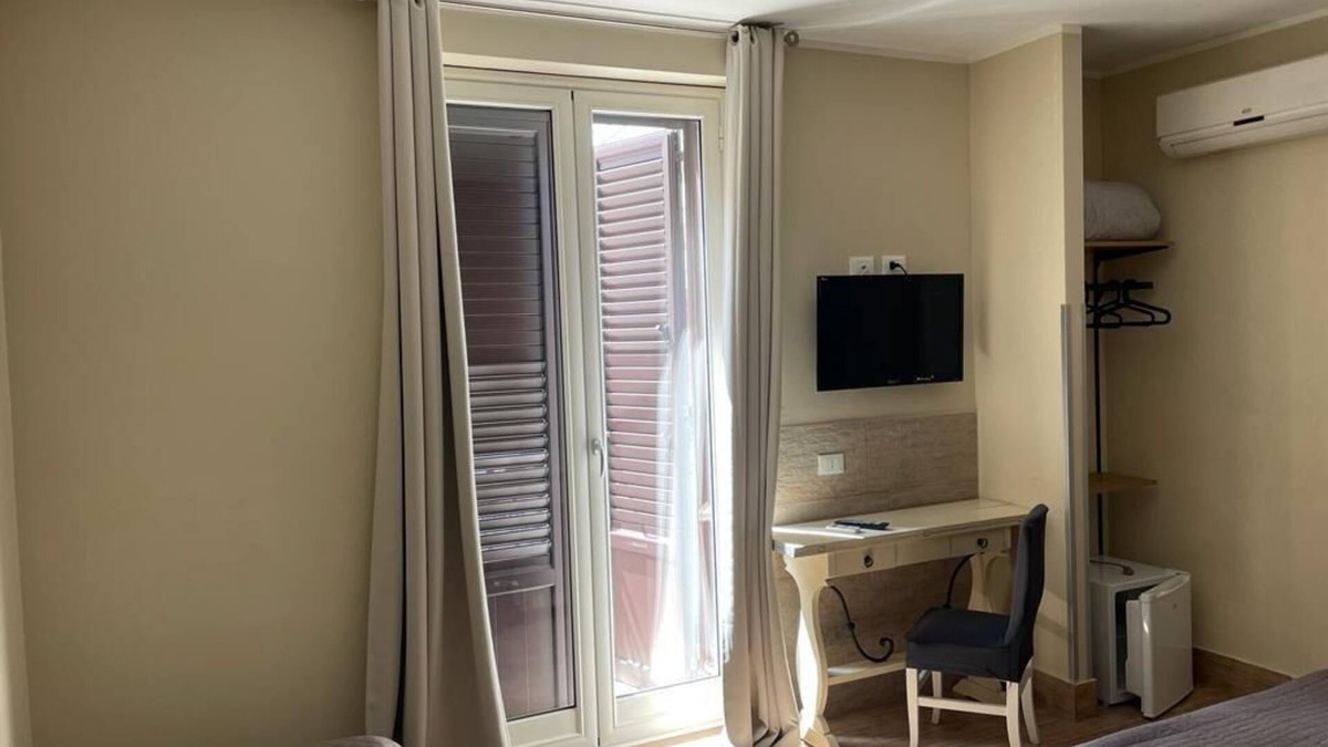 Corso dei Mille - Sant'Erasmo House | Triple room with a view of Palermo Central Station.