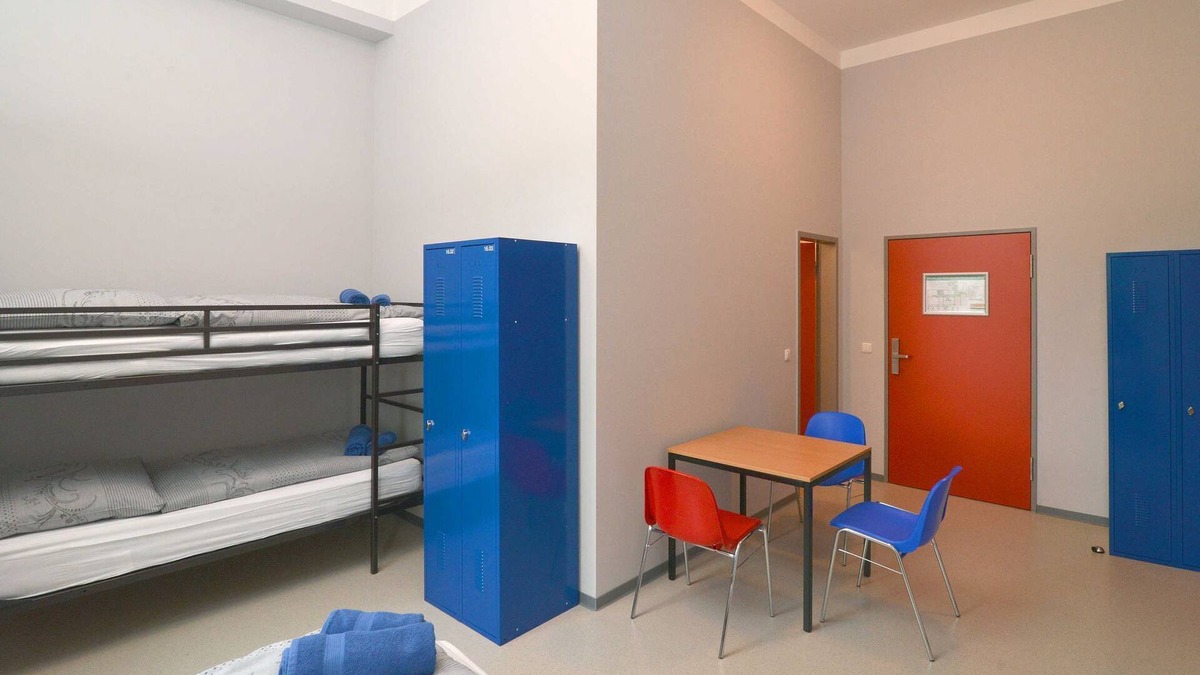 Guben Apartment | Triple room with private bathroom, No. 16 - Hostel in Guben